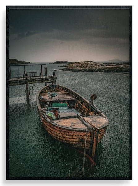 Old fishingboat in the rain plakat